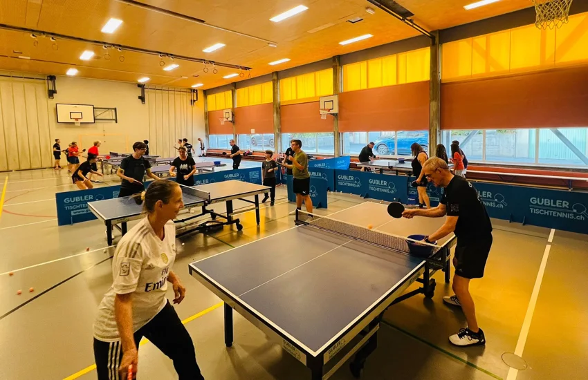 Échanges autour des tables dans la salle des Liddes