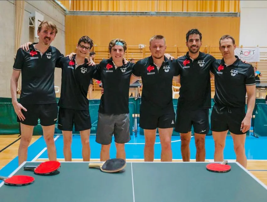 Six joueurs du club réunis derrière une table