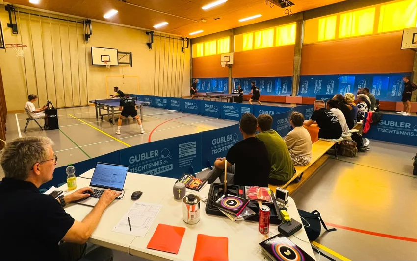 Spectateurs au bord des tables pendant une rencontre