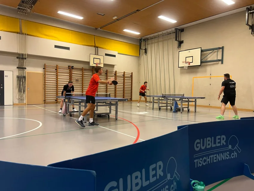 Deux joueurs en plein échange