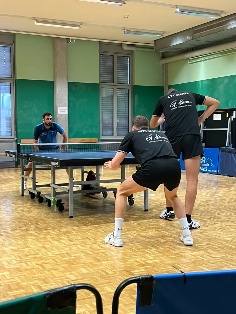Un joueur se prépare à renvoyer la balle