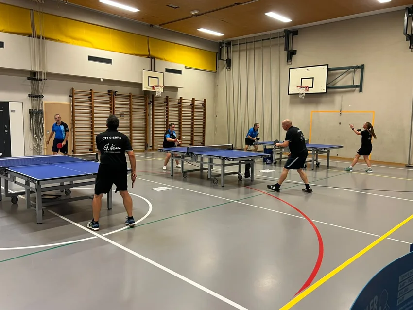 Plusieurs tables en activité dans la salle