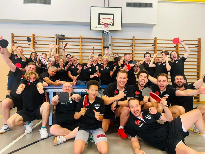 Photo de groupe du club, raquettes levées