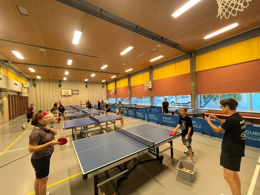 Une séance de tennis de table dans la salle