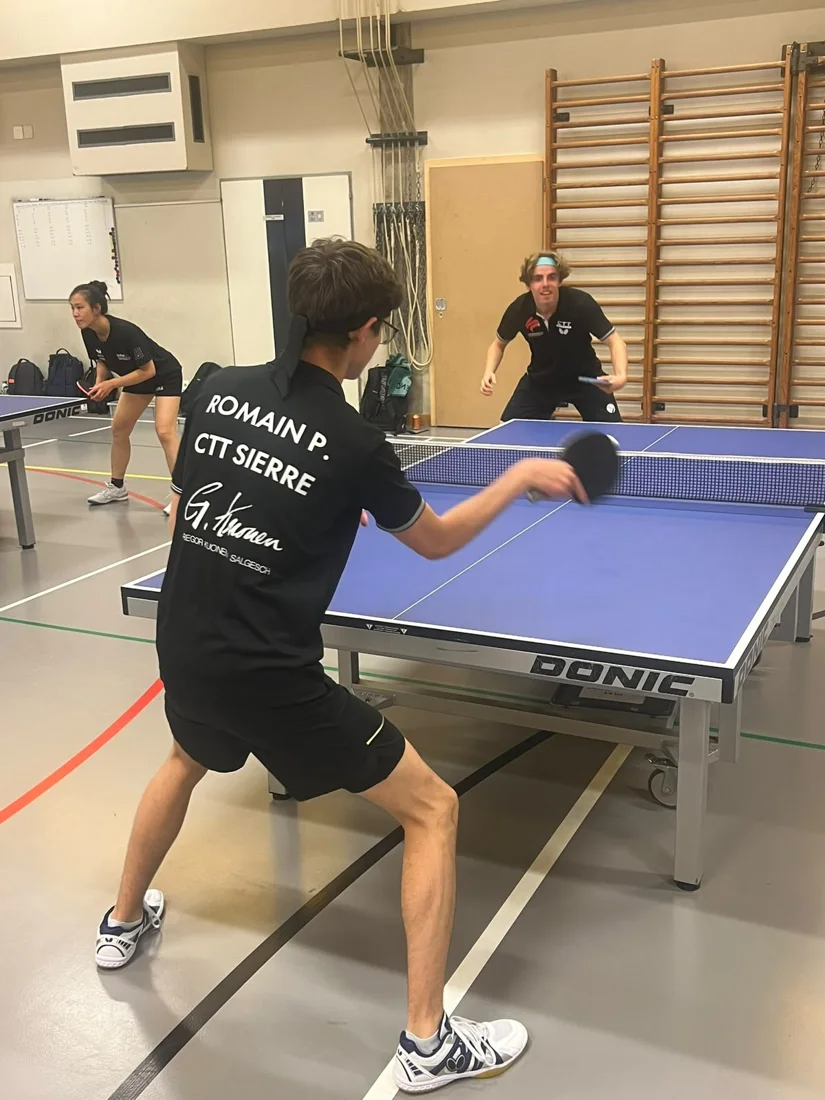 Un jeune joueur pendant un échange