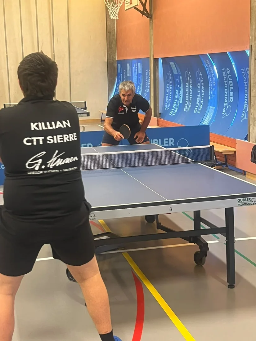 Deux joueurs en face-à-face à la table