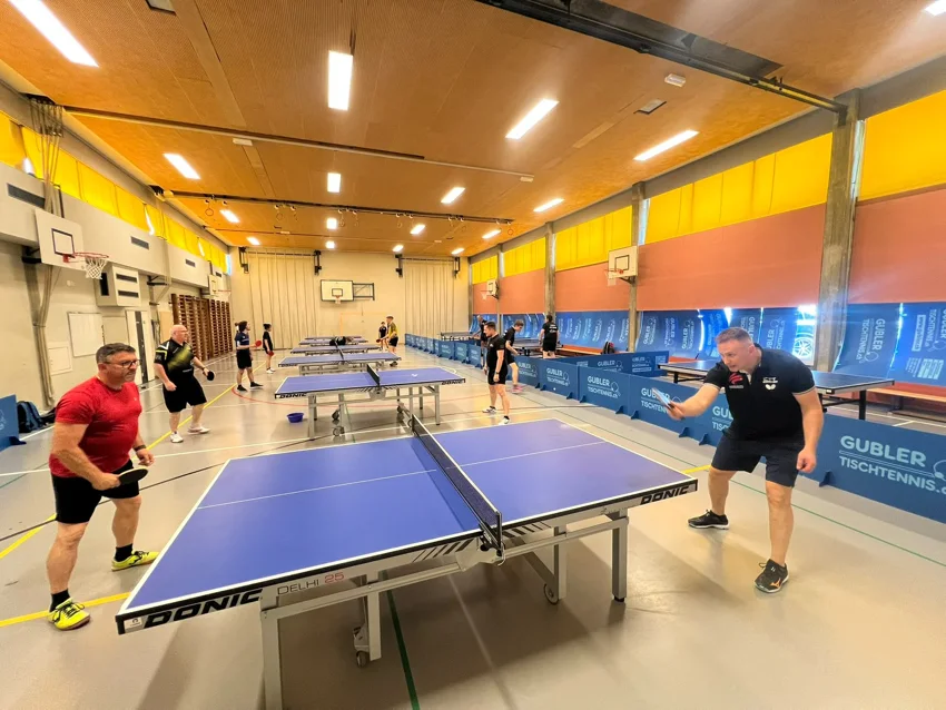Une salle animée par plusieurs échanges