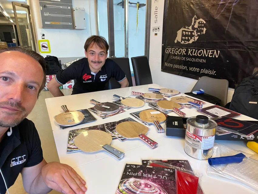Un moment convivial autour d’une table