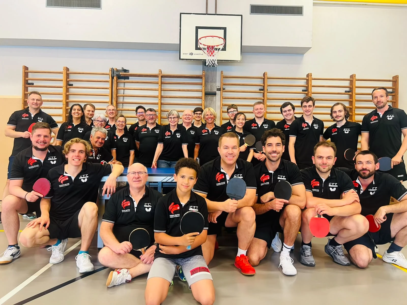 Les membres du CTT Sierre réunis au club